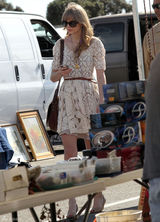 高清图：泰勒-斯威夫特穿白色蕾丝裙逛跳蚤市场