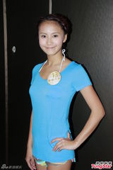 组图：港姐佳丽首度泳衣亮相 水上展傲人身姿