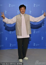 幻灯图集：成龙柏林现场唱《大兵小将》主题曲