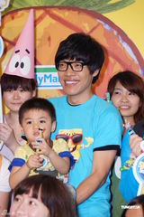 组图：卢广仲明年初服兵役 欲烫爆炸头再剃光