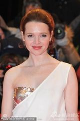 组图：卡洛琳-赫弗斯白裙优雅迷人 金色抹胸外露