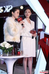 组图：倪妮亮相上海出席代言 米色洋装清新优雅