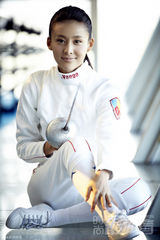 组图：贾青击剑造型拍摄封面传递时尚体育理念