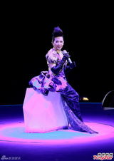 组图：叶德娴献唱见好就收 尾场开唱致敬张国荣