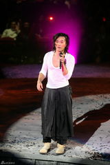 高清组图：郑伊健演唱会 舒淇登台与其热吻