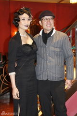 幻灯图：《精武风云》探班 舒淇演舞女甄子丹秀琴艺