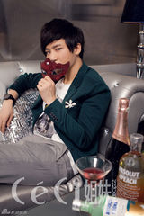 组图：李炜全新梦幻面具大片展露迷离气质