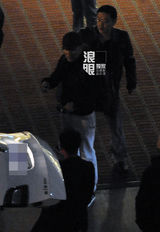 独家：陈道明Vip通道回京 面带倦意仍和颜悦色