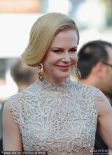 组图：妮可走秀精致长裙华贵 与李安牵手热聊