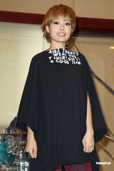 组图：容祖儿为个唱练团 青峰探班一脸睡意