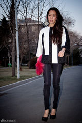 高清图：吴辰君街拍黑白条纹外套搭桃红色手包