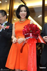 组图：刘嘉玲上海出席剪彩 现身15分钟火速捞金