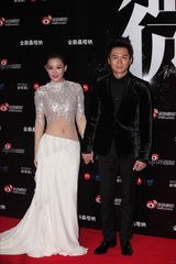 组图：2012新浪微博之夜红毯-情侣档李晨张馨予