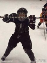 组图：石头全副武装练冰球 场上拼抢帅气十足