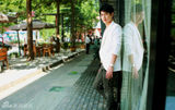 组图：《国父孙中山》主演何明翰夏日街头写真