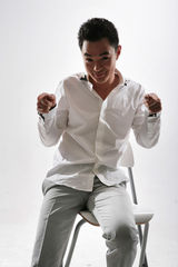 组图：董易晋调皮性感写真曝光 阳光男孩也魅惑