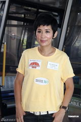 组图：吴君如出席慈善活动 称已安慰脚伤古天乐