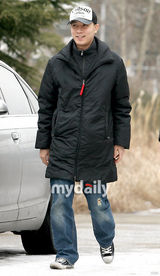 幻灯图集：神话成员Andy入伍 剃发微笑告别歌迷