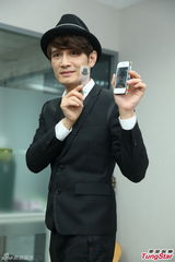 组图：罗文裕发行新专辑《苦甜人生》扮绅士