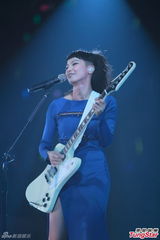 组图：何韵诗开唱透视裙秀腿惨走光