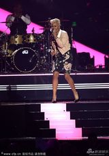 组图：全英音乐奖现场艾梅丽-桑德深情献唱