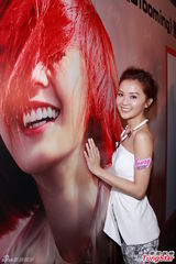 组图：蔡卓妍推新碟主打歌 自曝接受物理治疗