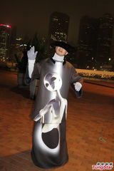 组图：黄耀明翻唱经典歌曲 MV演外星人袭维港