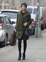 组图：斯威夫特穿黑丝性感 头戴小蓝帽活泼可爱