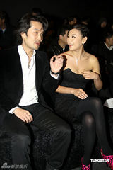 幻灯图：张雨绮黑色抹胸长裙亮相 迷人乳沟微露