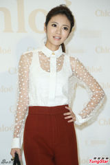 组图：安以轩斑点透明装亮相 红色长裤优雅干练