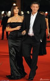 组图：贝鲁奇离婚后首现身 披旧式婚纱湖中拍戏