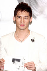 幻灯图：温升豪当作家显浪漫 黄子佼为好友现身站台