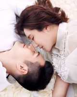 组图：严宽杜若溪情侣写真大婚将近甜蜜相依