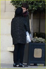 组图：蹲妹携男友浪漫游巴黎 十指紧扣甜蜜热吻