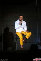 组图：李宗盛桃红衬衫开唱 称林忆莲唱得更好