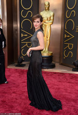 组图：艾玛-沃特森红唇黑裙显娇媚女人味儿