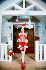 组图：芙蓉姐姐圣诞写真装嫩卖萌 大摆清纯造型