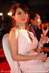 幻灯图集：居文沛粉色低胸礼服亮相 性感险走光  