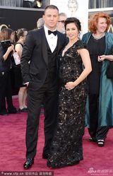 组图：奥斯卡红毯-钱宁-塔图姆热吻怀孕娇妻