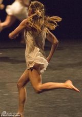 组图：哈里王子绯闻女友毕业秀薄纱蔽体似凯特