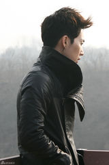 组图：韩星张佑赫街拍黑色系套装酷感十足