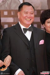 组图：万梓良携太太及亲友亮相金像奖红毯