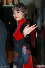 组图：林青霞携三女贺施南生法国授勋 唐唐现身