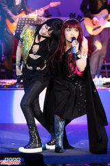 组图：徐佳莹首开个唱 偶像范晓萱站台助阵