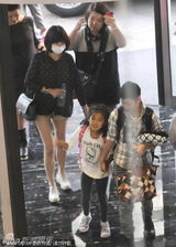 组图：贾静雯素颜口罩携爱女现身 女儿调皮可爱