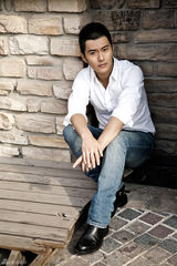 组图：新晋实力小生沈泰写真 偶像范儿十足