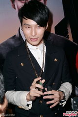 组图：严爵8月底香港开唱 努力练习广东话