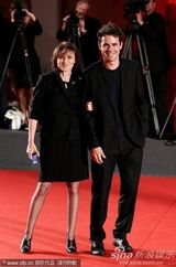 高清组图：电影《三》首映   苏菲-罗艺斯兴奋拍照