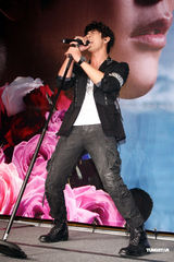 组图：汪东城生日蓝心湄送香吻 曝其“到处睡”