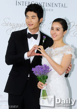 组图：韩惠珍寄诚庸完婚秀恩爱 蜜月将延后